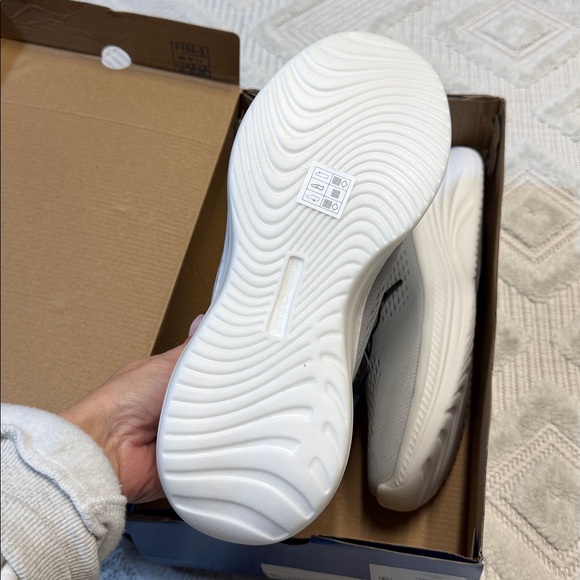 Skechers - Hands Free Swift Fit Lite-Foam Sneaker